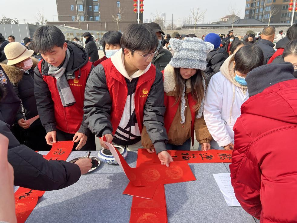 礼泉：“志愿红” 点缀春节红 “青春心”传递惠民音