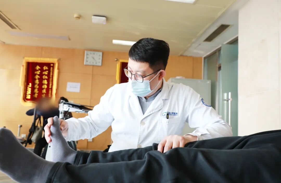 在功能重建的战场上 他们为患者重燃希望——城阳人民医院康复医学科团队以专业与温情，为患者康复之路保驾护航