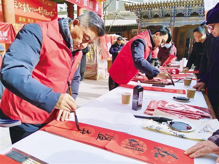 书法爱好者免费为市民书写春联、福字