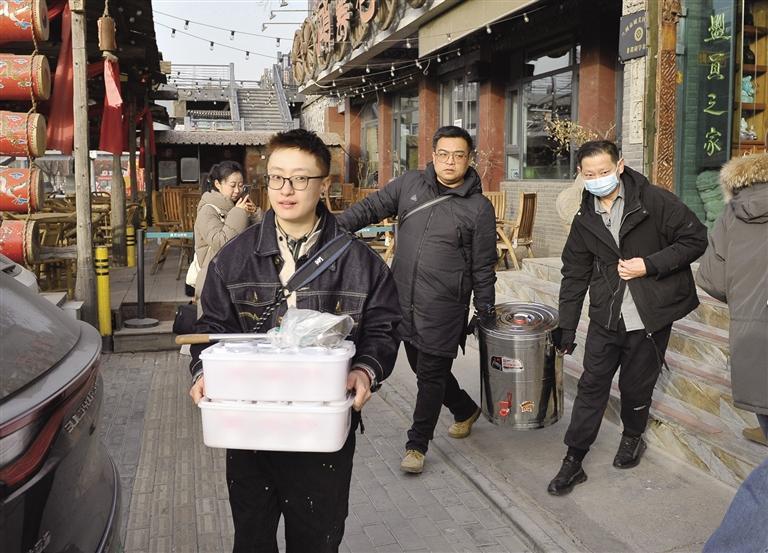 准备好的热茶搬运上车