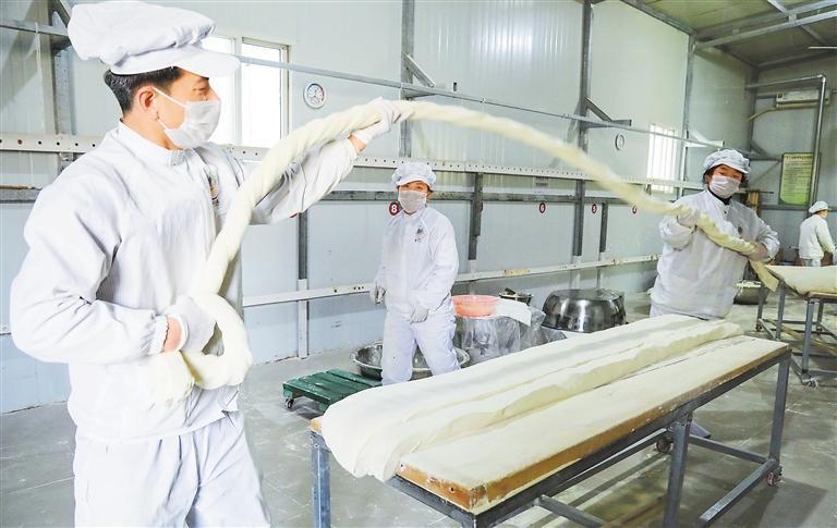 近日，成县小川镇上峡村村民正在制作手工挂面，以满足春节前后市场需求。小川镇手工挂面历史悠久，采用传统工艺纯手工精制而成，颇受广大消费者喜爱。新甘肃&middot;甘肃日报通讯员　李旭春