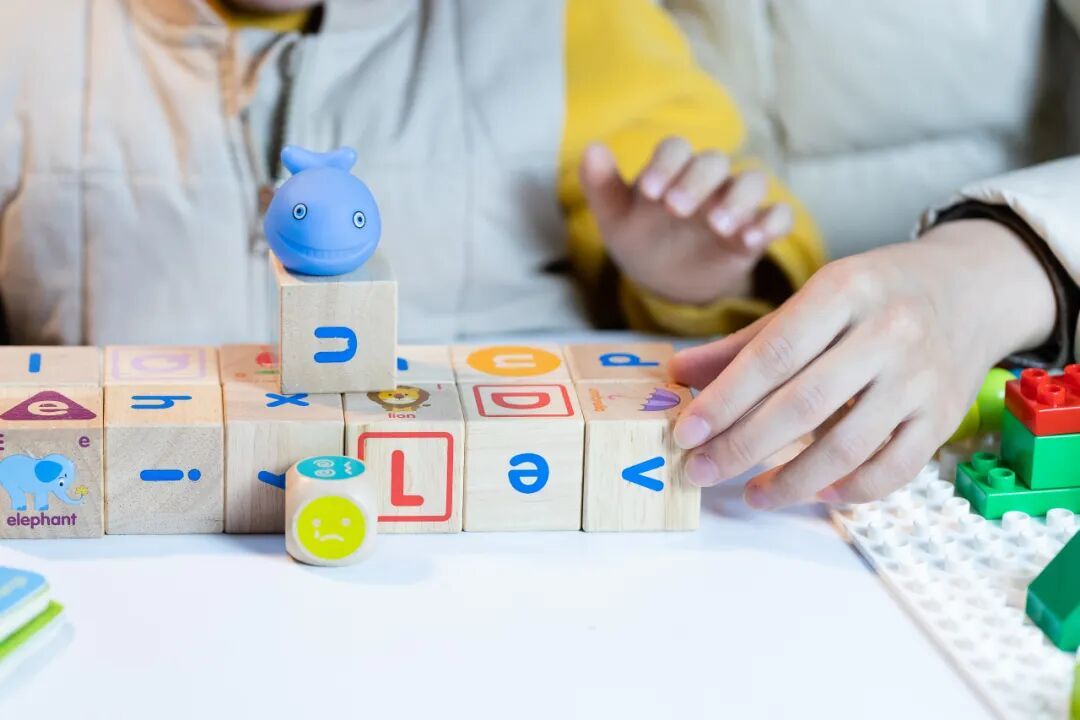 孩子总挤眉弄眼 清嗓子?可能是抽动症