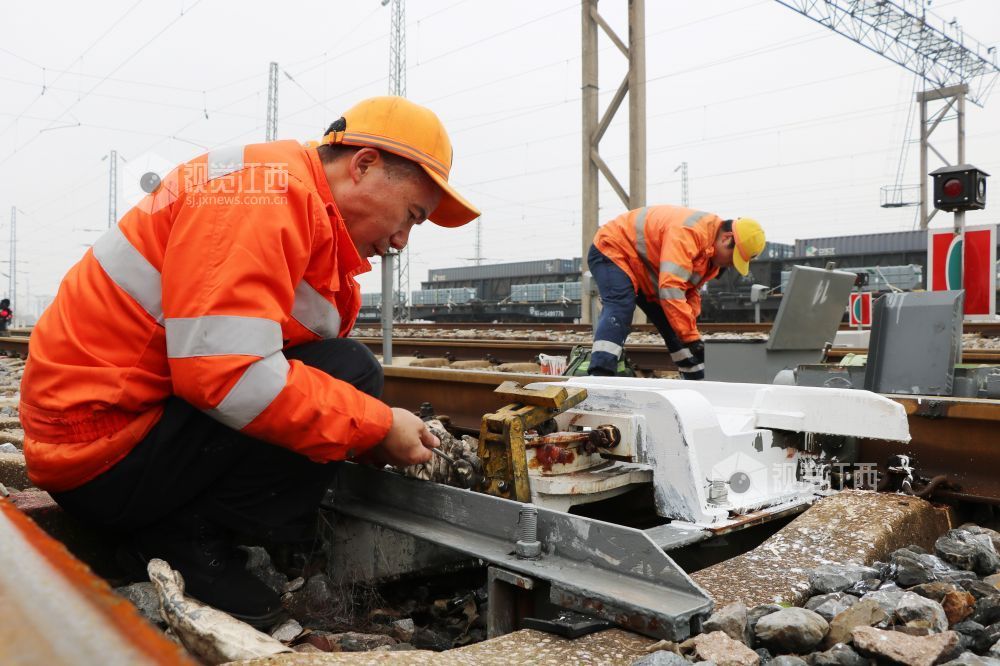南铁南昌南车辆段为铁路行车设备“体检”迎战春运（图）