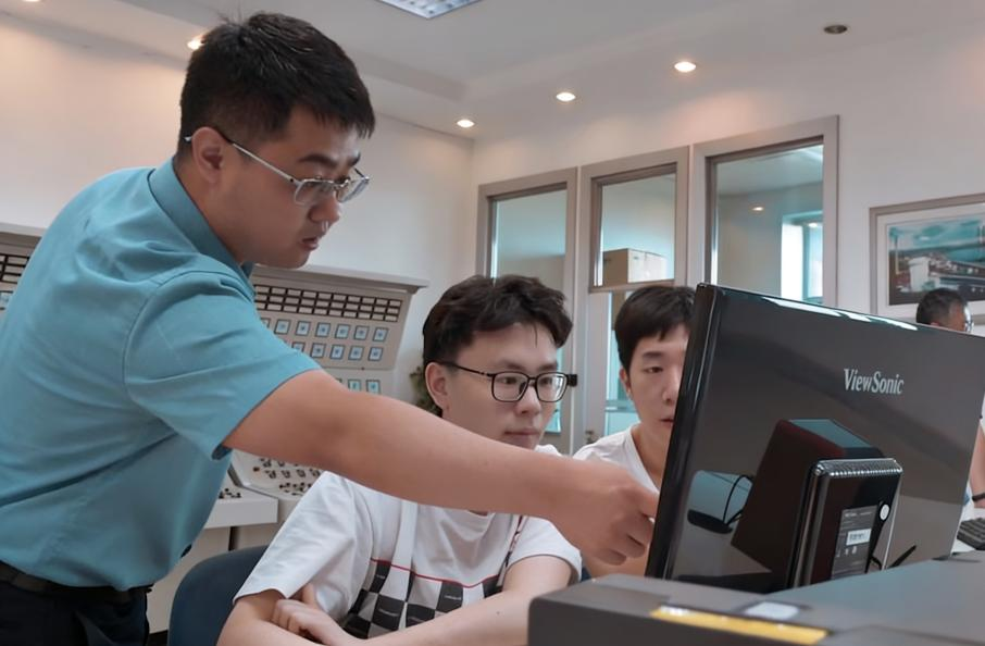 郝琛为学生讲解数字化反应堆高保真物理模型