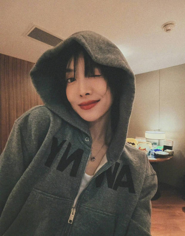 宋茜戴帽歪头眨眼，笑意清甜。