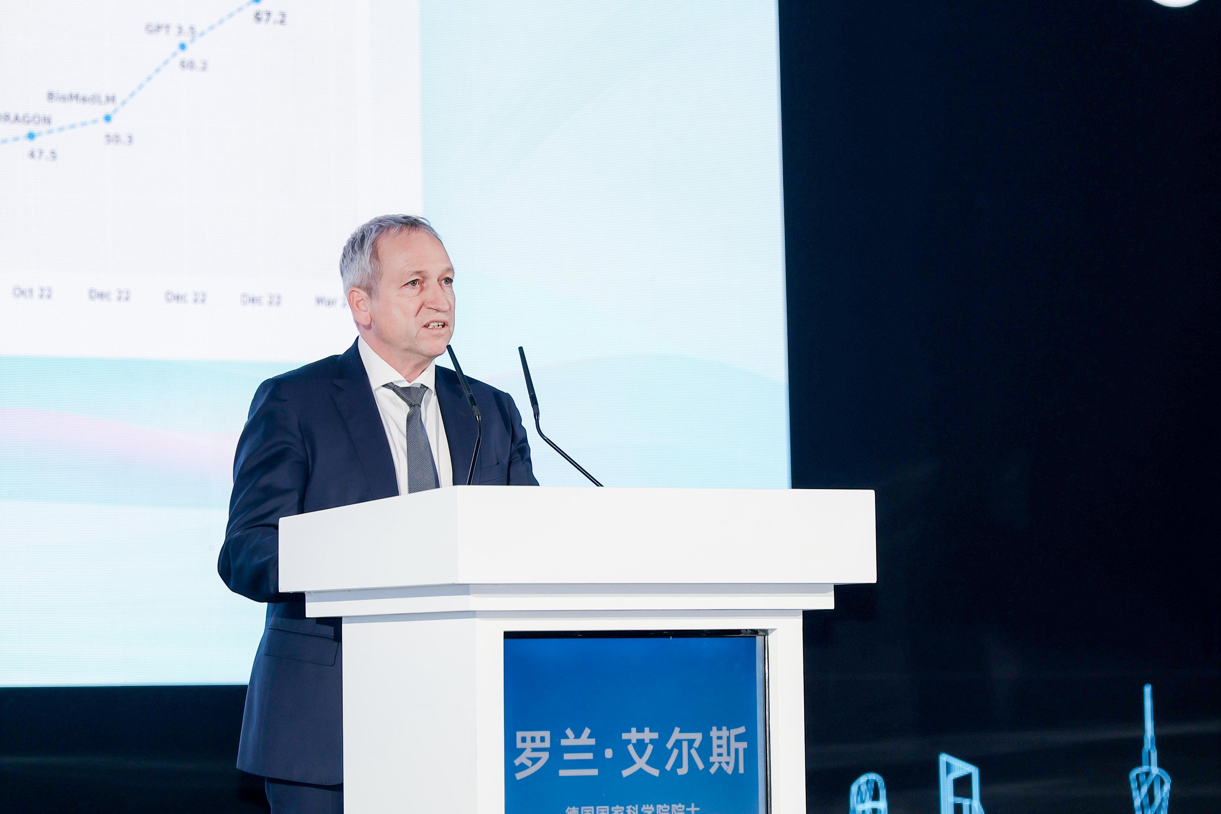 图:德国国家科学院院士Roland Eils(罗兰·艾尔斯)发表谈话