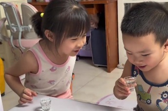 内蒙古“萌娃”自带天赋？ 以水代酒高唱《酒歌》全套酒桌动作1:1复刻拿捏