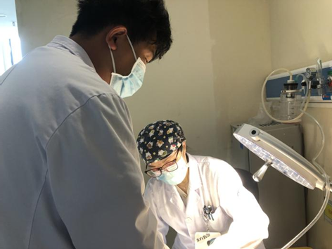 年轻人爱美打耳洞，千万要注意，避免留下终身遗憾