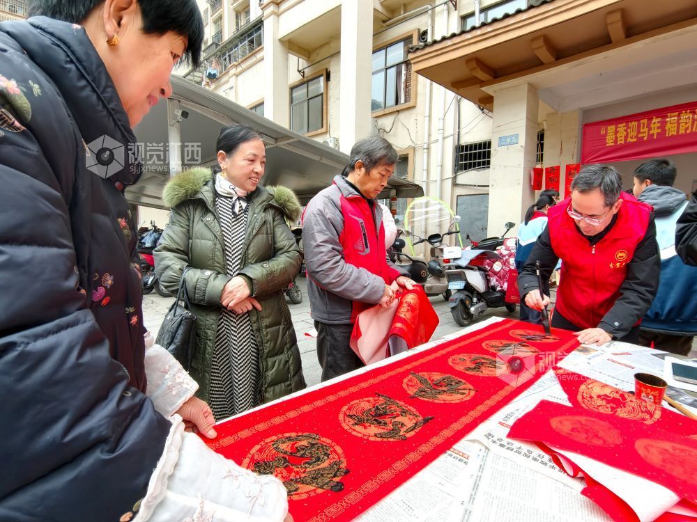 江西分宜：写春联 送祝福（图）