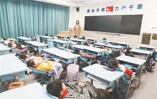 广信区十一小学等学校率先推行“可躺式”课桌椅