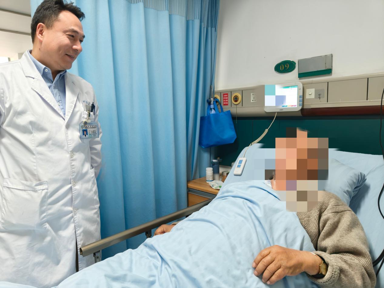 喻彬主任与葛大爷交流