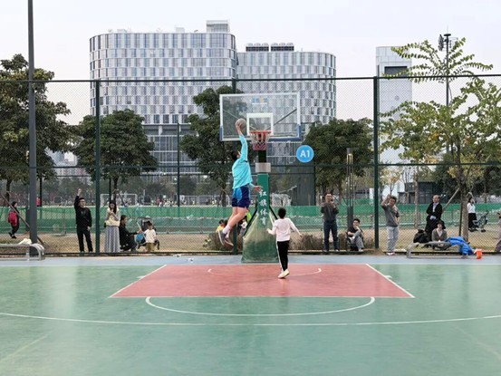 深圳龙华润庆翔篮球俱乐部举办公益活动 职业球员与青少年以球会友