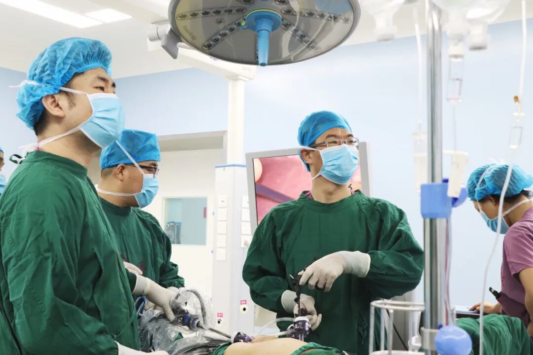 普外科周亮主任团队手术中