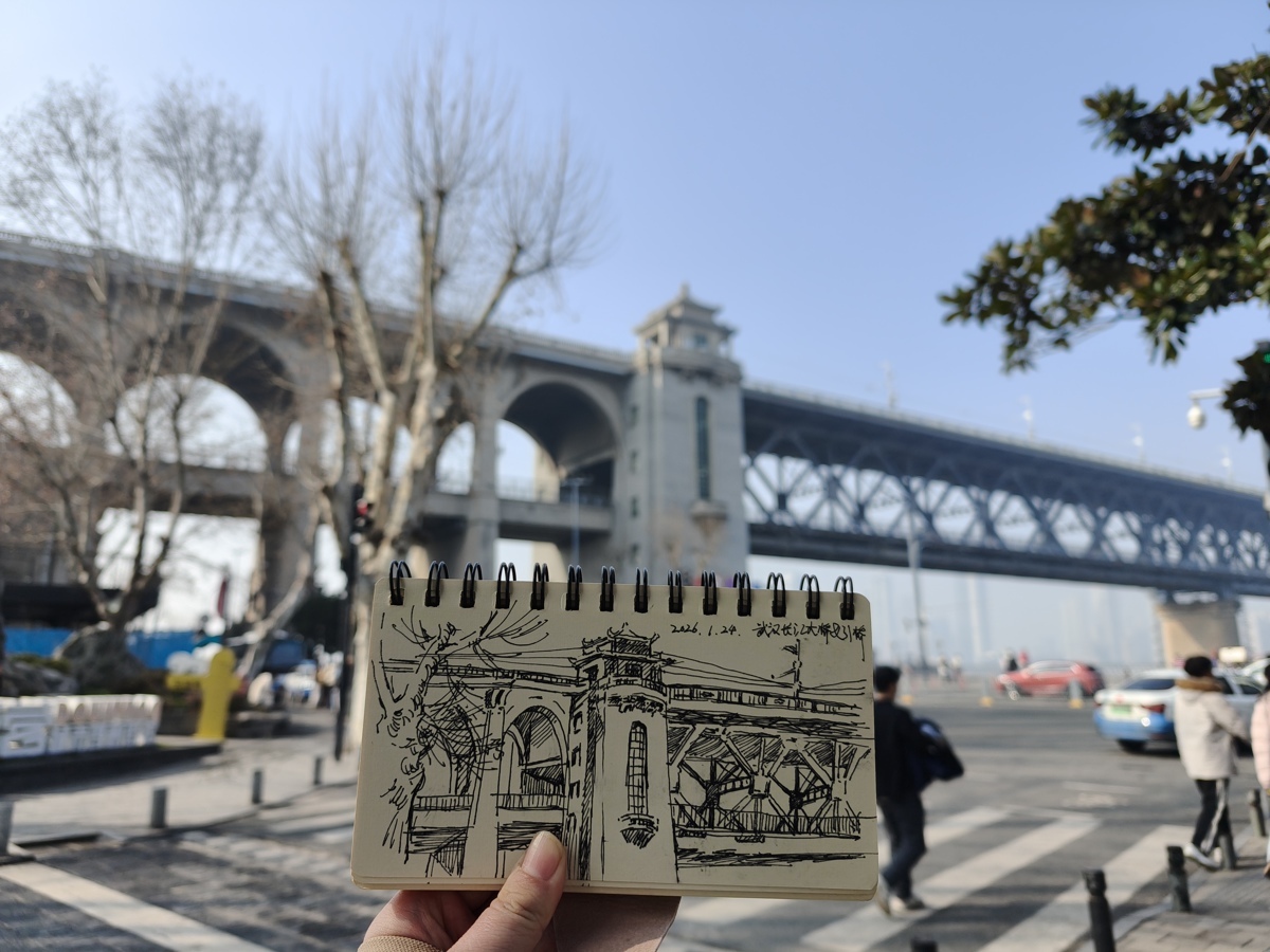速写武汉团队成员写生的长江大桥.jpg
