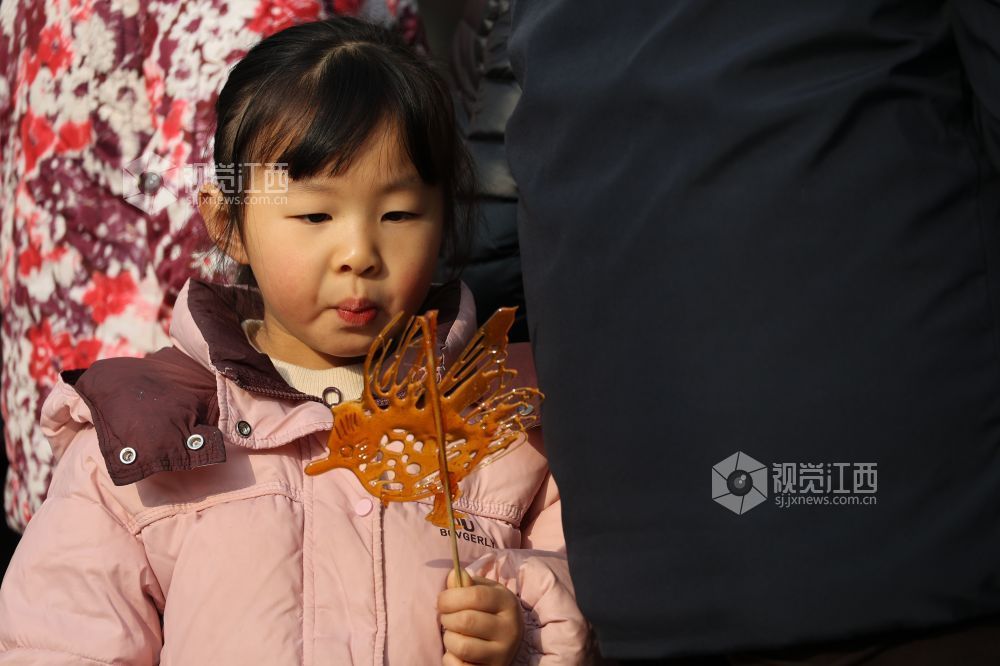 江西新余:非遗年货走俏社区(图)