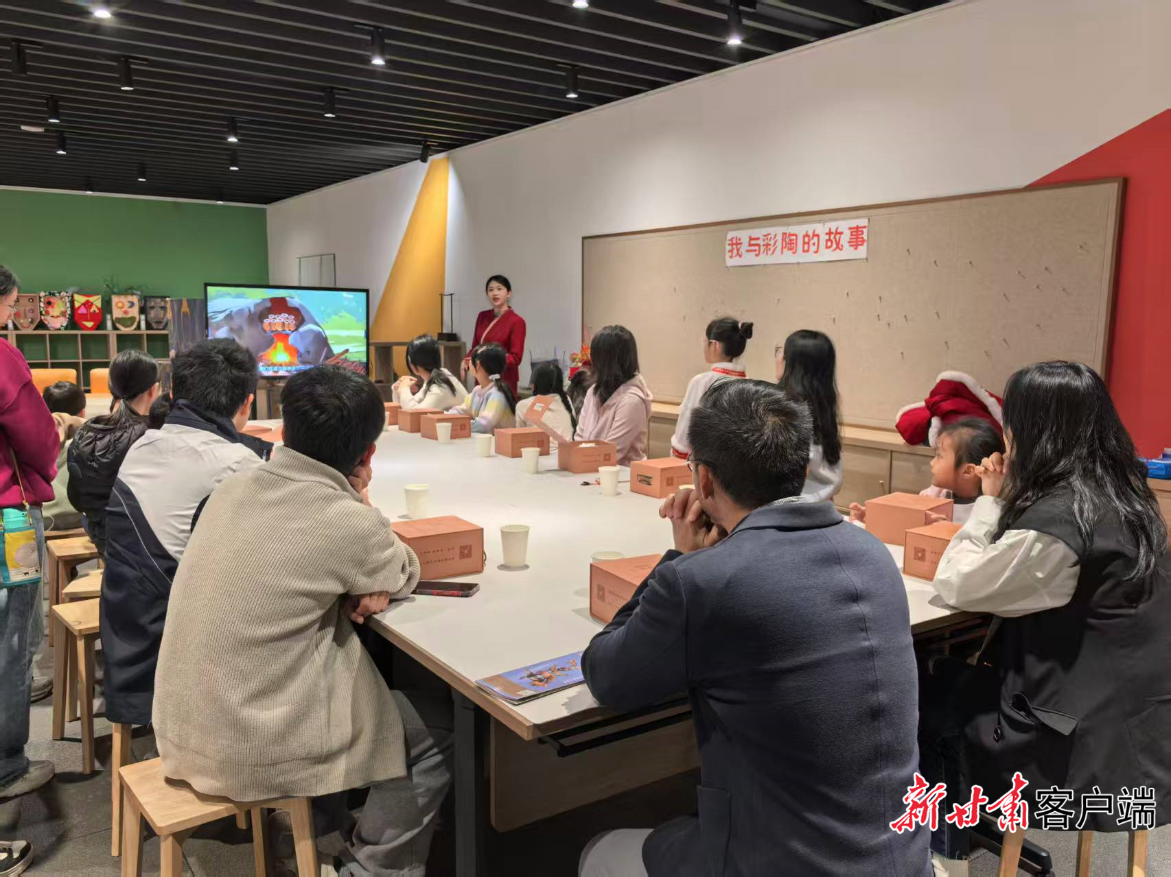 现场开展彩陶知识讲解活动　本文图片均由临夏州委宣传部提供