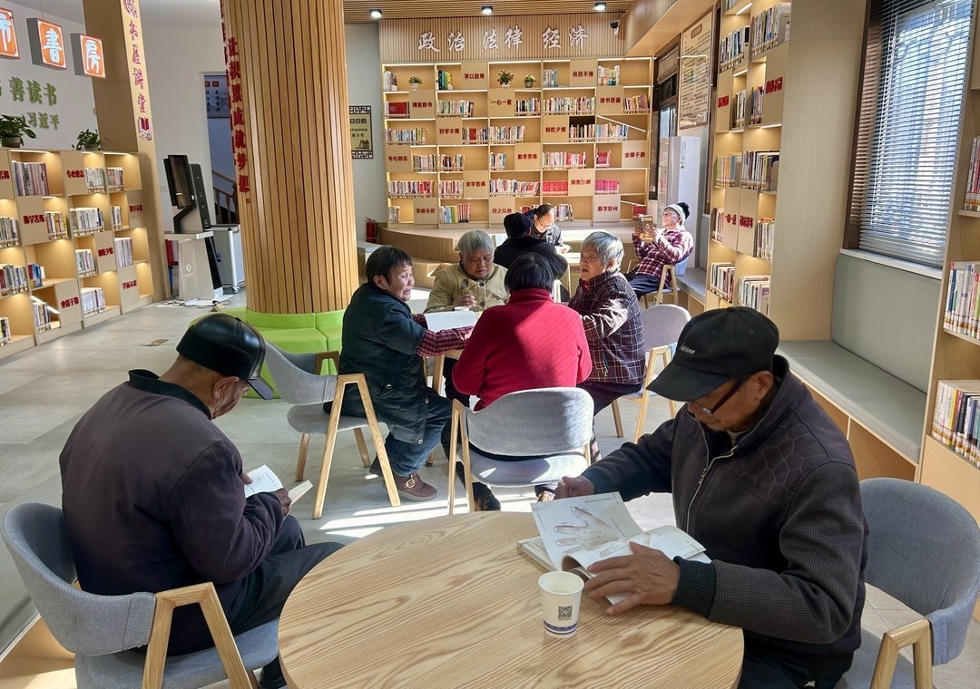 居民们沉浸在阅读的乐趣中。