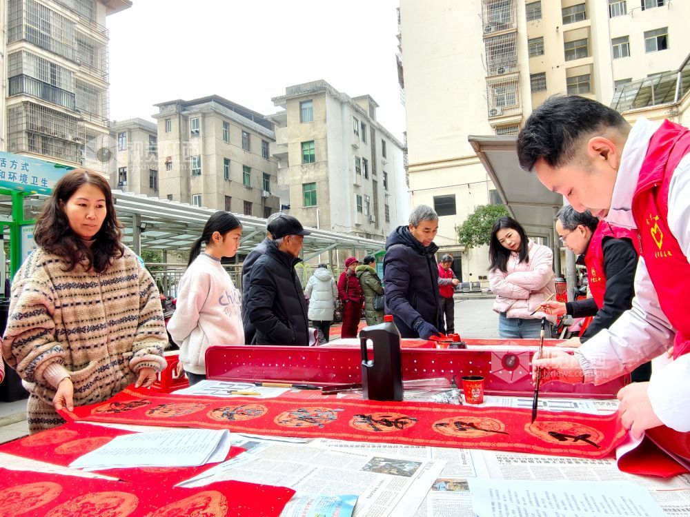 江西分宜：写春联 送祝福（图）