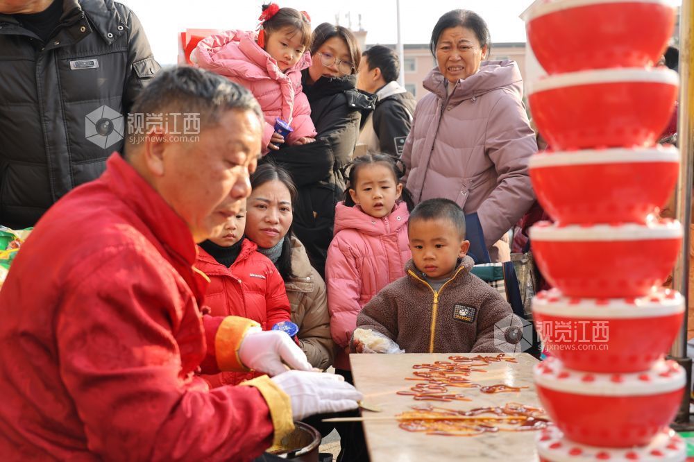 江西新余:非遗年货走俏社区(图)