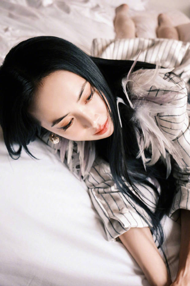 蔡依林卧床休憩，神态慵懒。