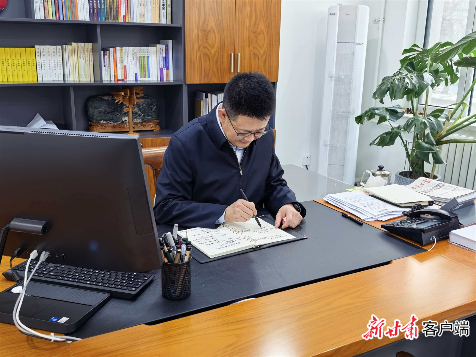 陈一夫委员在工作中　新甘肃&middot;甘肃日报记者　吴东泽　摄