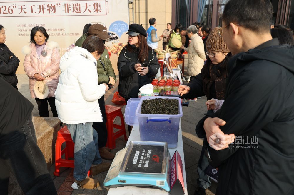 江西新余:非遗年货走俏社区(图)