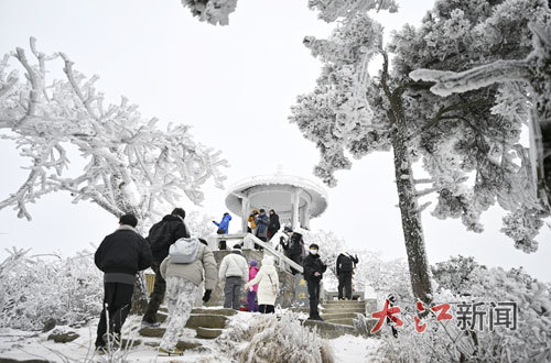 游客在雪后的庐山拍照打卡。 信息日报全媒体记者王祺摄