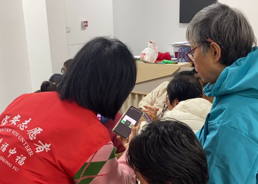 “AI赋能，智享银龄”——福中福社区新时代文明实践站  开展老年AI公益课