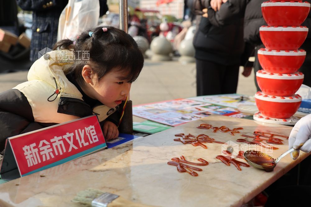 江西新余:非遗年货走俏社区(图)