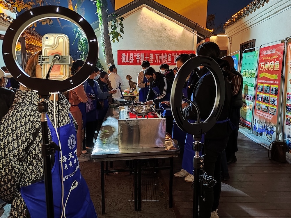 (济宁市微山县举办万州烤鱼职业技能培训)