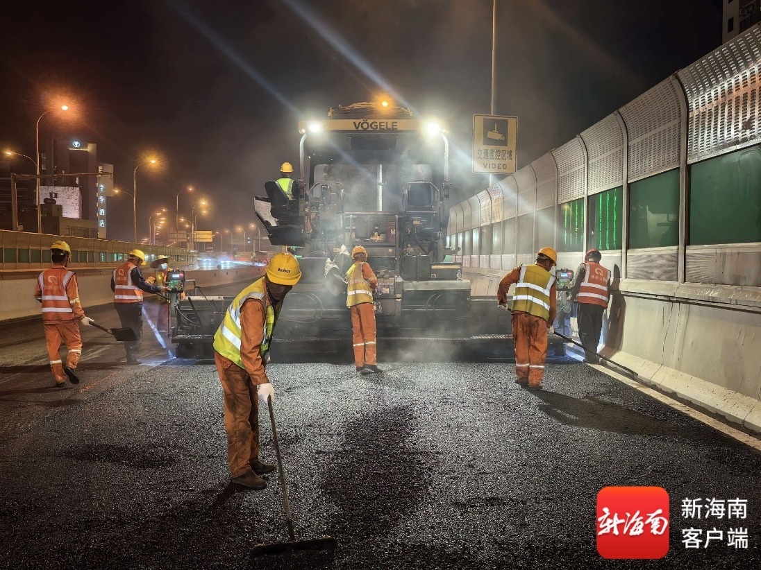海秀快速路沥青翻新施工现场。记者 李文韬 摄