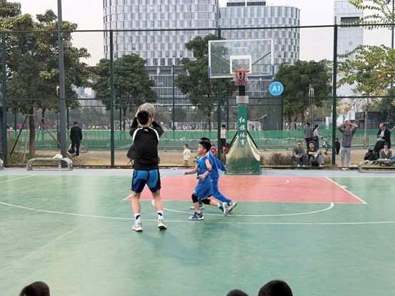 深圳龙华润庆翔篮球俱乐部举办公益活动 职业球员与青少年以球会友