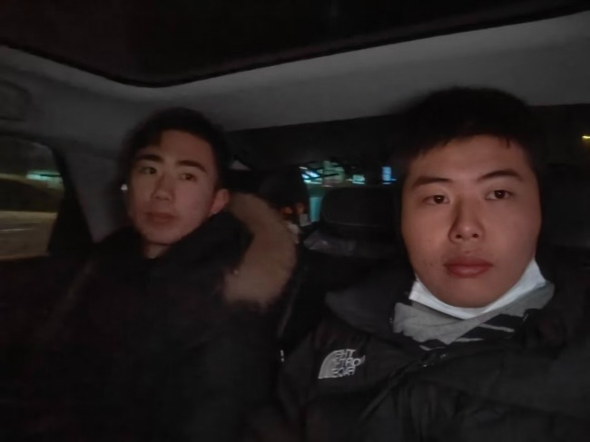 左边是蒋功成,右边是黄宇航