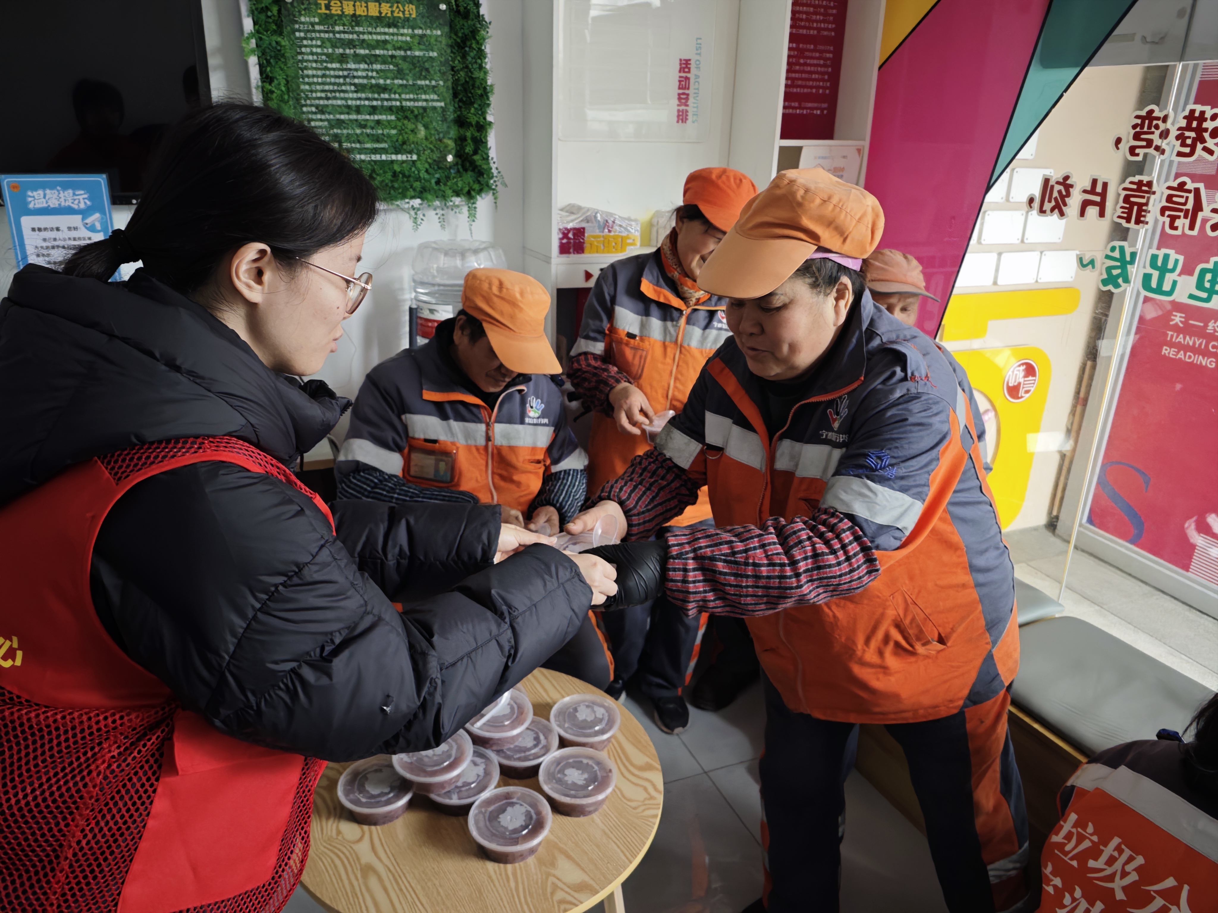 粥暖腊八 情系一线 江北“娘家人”开展暖心劳动者行动