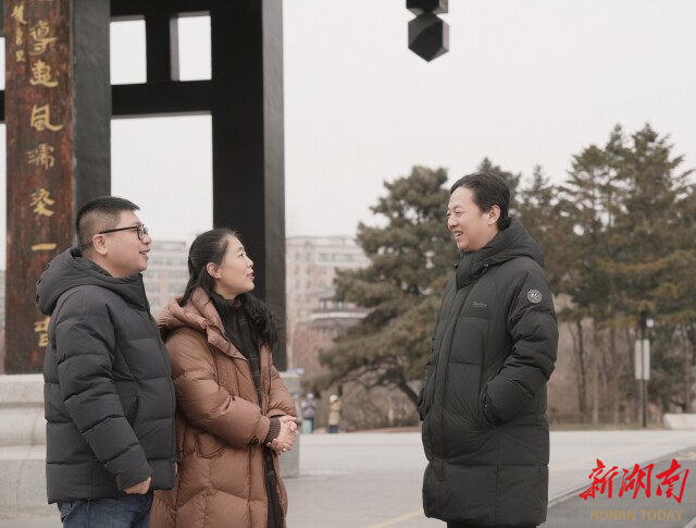 马大勇（右）为湖南日报全媒体记者解联。