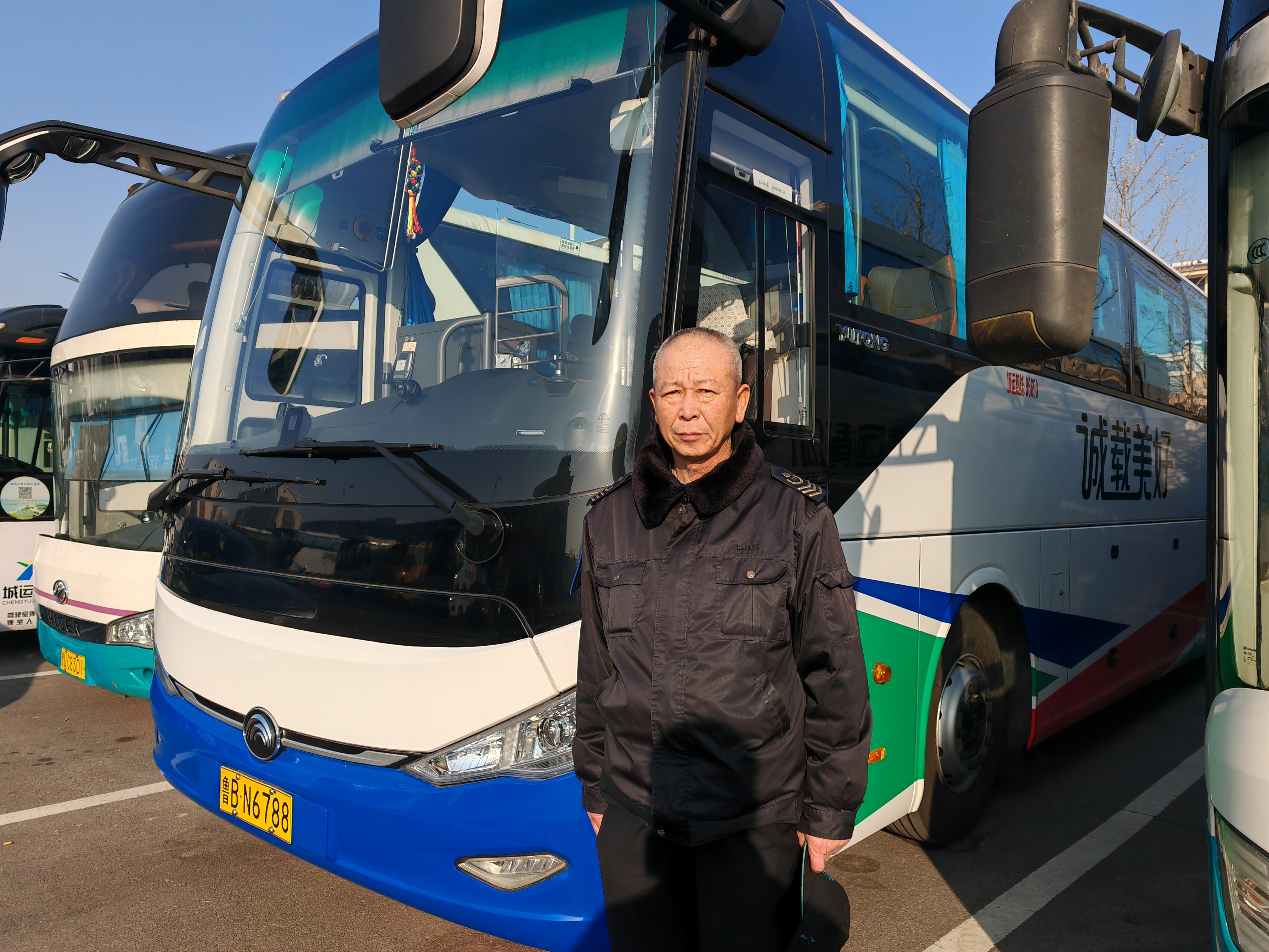 再临火场，他依旧是逆行的勇士！路遇罐车起火 城运司机王克礼化身“救火英雄”