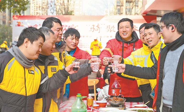 南昌：180余名外卖骑手共享“团圆家宴”（图）