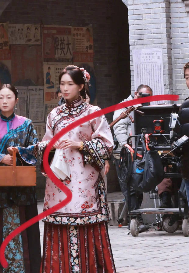 林志玲打扮粉嫩靓丽。