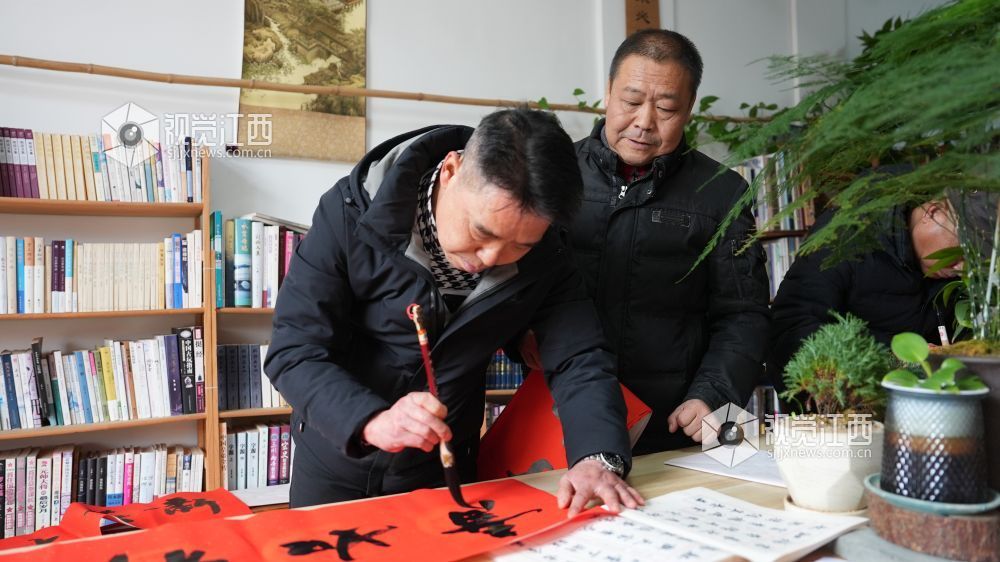 1月29日，江西省永丰县恩江镇塘仔角开展“迎新春 写春联 送祝福”活动，把浓浓的年味和新春的祝福送到社区居民群众的手中、心上。