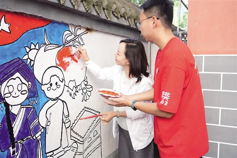 苏丽蓉与志愿者共画墙绘