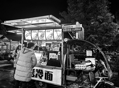 早餐车为创业者提供了创业机会,还有效解决了小区居民吃早餐的问题