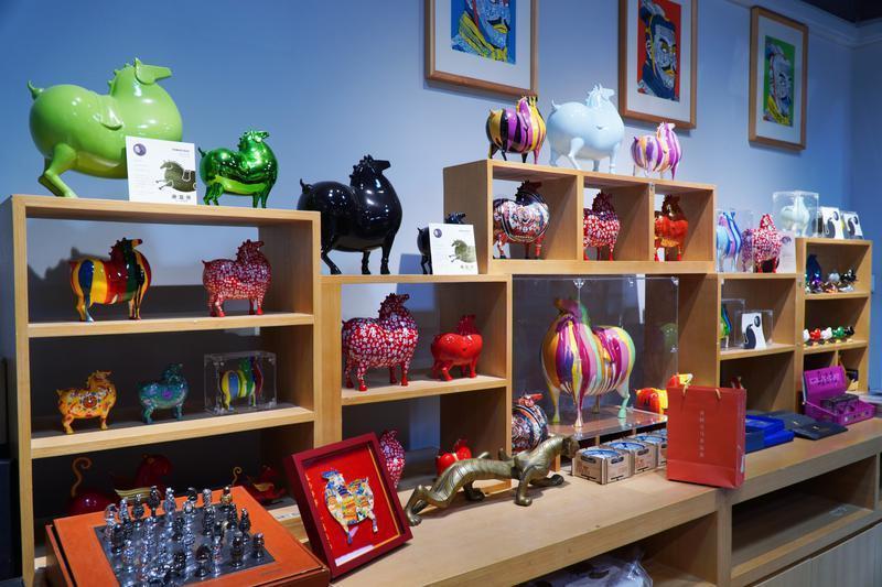 图为,李向宇打造的“唐富贵”系列文创产品