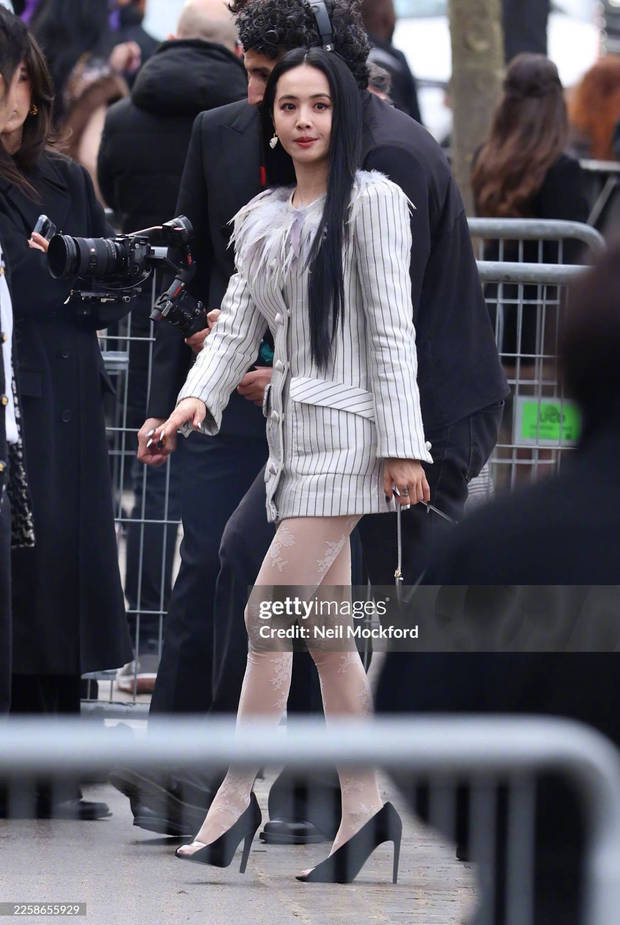 蔡依林现身街头，迈步前行。