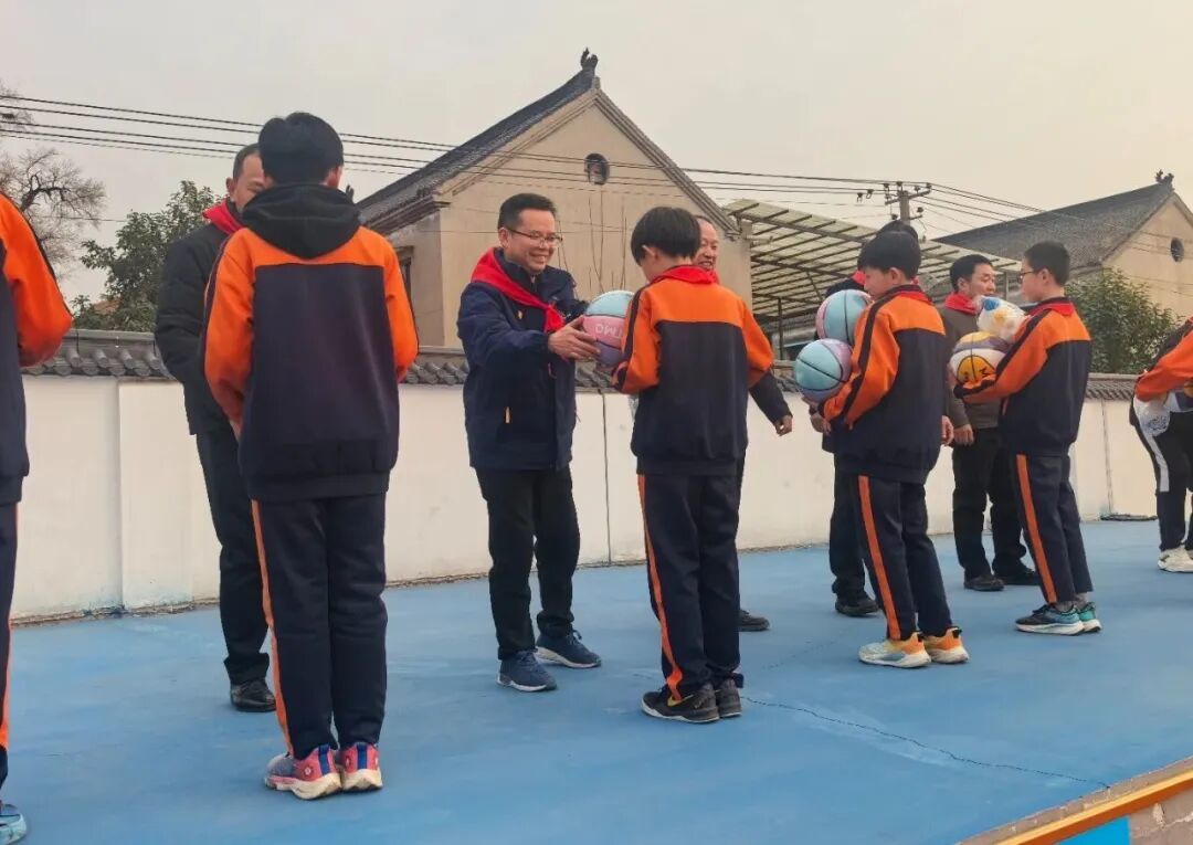 心系教育送温暖爱心助学进校园河南体彩济源分中心向小学捐赠体育器材(图2)
