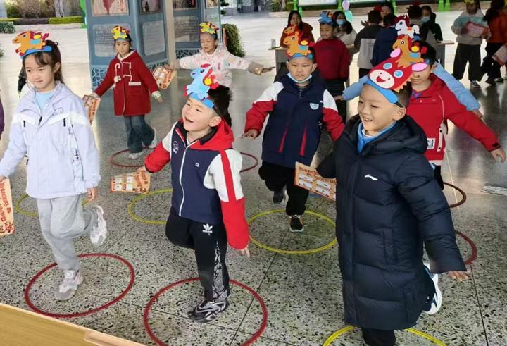 1月13日上午，四川省西昌市第四小学一年级学生正在参加期末游园测评活动。（受访单位供图）