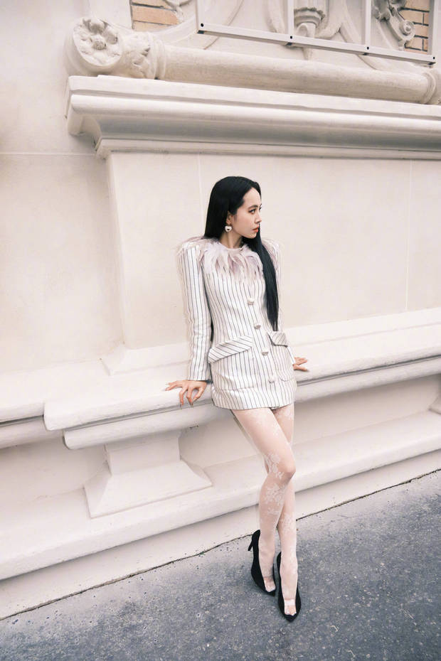 蔡依林侧身倚墙，姿态松弛。