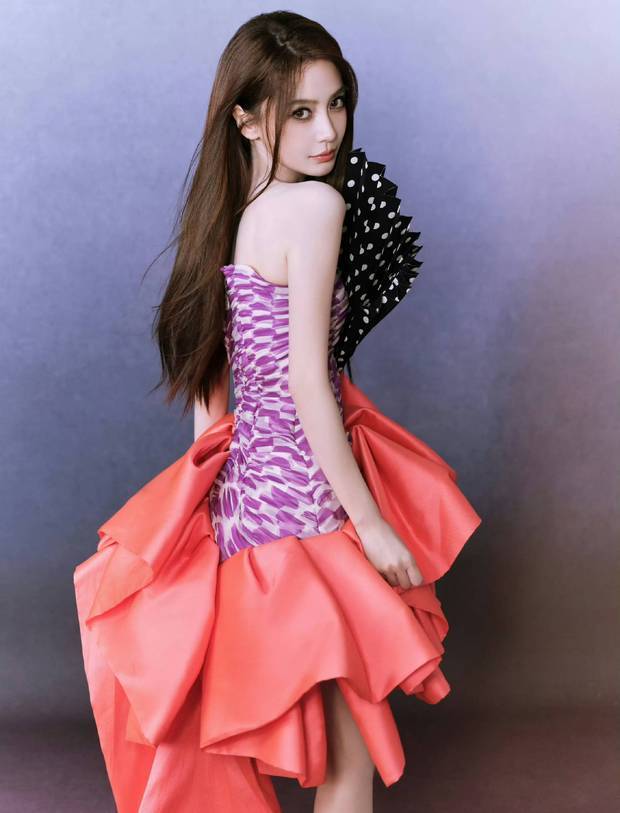 杨颖侧身回眸，明艳动人。