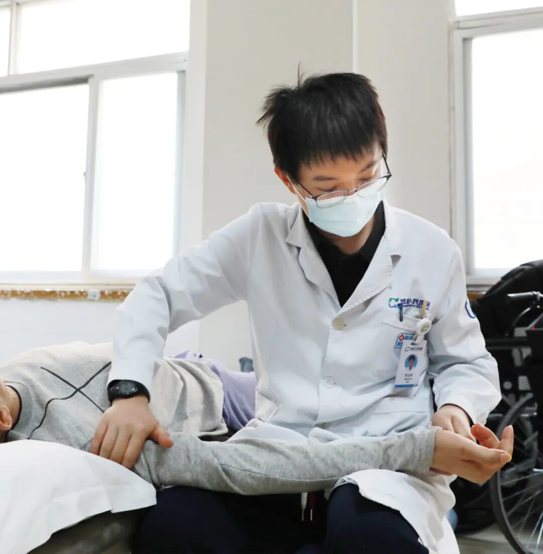 在功能重建的战场上 他们为患者重燃希望——城阳人民医院康复医学科团队以专业与温情，为患者康复之路保驾护航