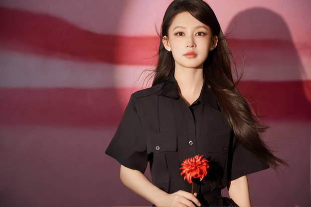 李沁发丝轻扬，红唇妆容衬出优雅又灵动的气质。