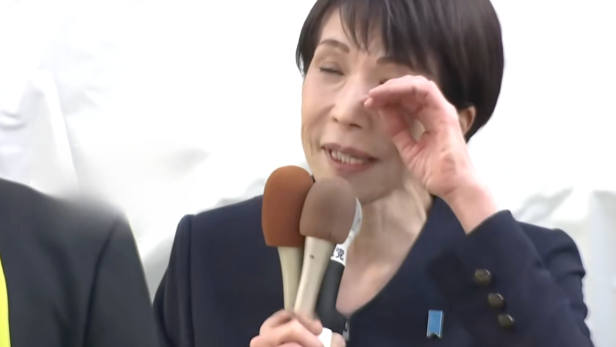 高市早苗现场拉票手持三个话筒，边讲边哭，不停抹泪